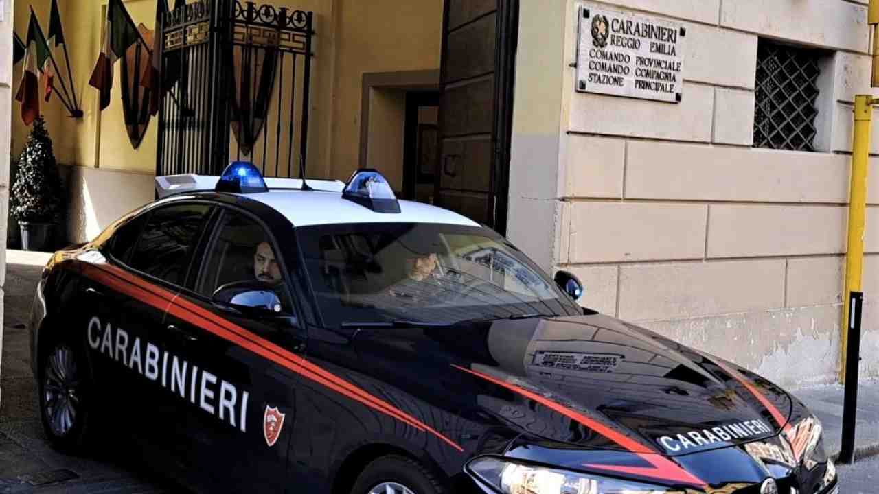 Lanciano molotov contro un negozio