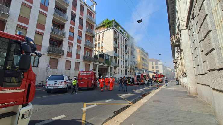 Incendio in una concessionaria a Milano