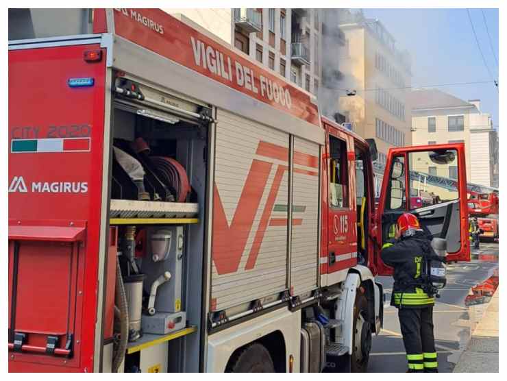 milano incendio palazzo