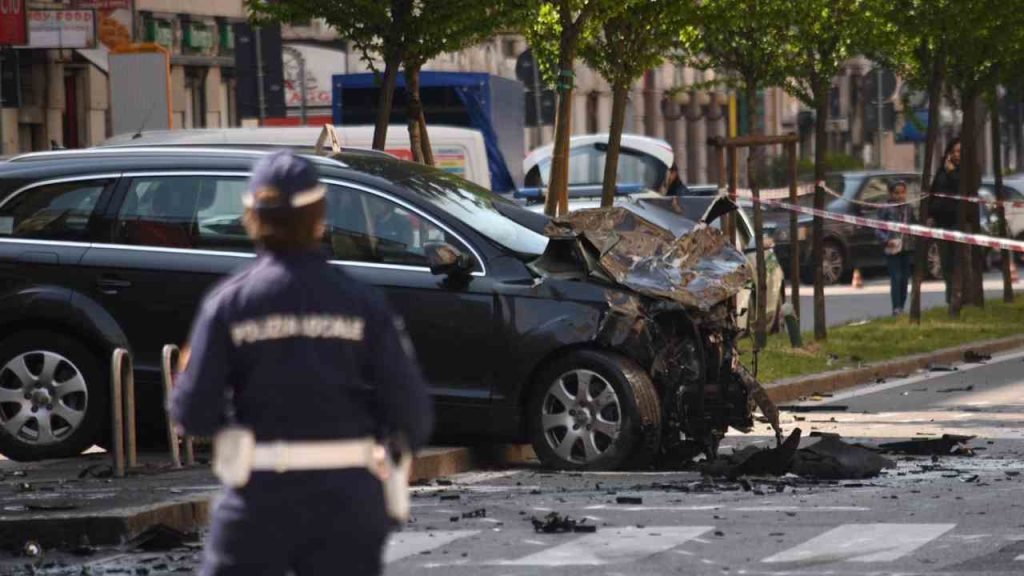 Gli entra una vespa nell'auto e si schianta