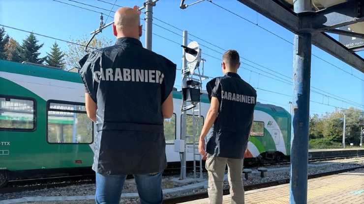 Brutalmente aggredito appena sceso dal treno