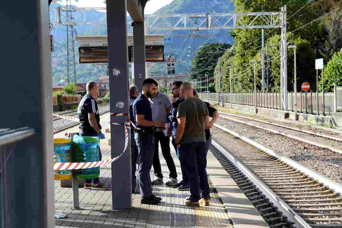 Brutalmente aggredito appena sceso dal treno