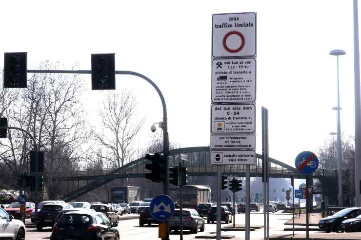 Multa per Area B ma la sua auto è sul carro attrezzi