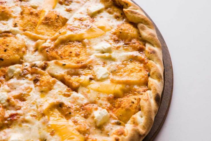 Pizza con mozzarella e scamorza