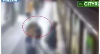 Rubano la catenina d’oro in metro a Milano: poi la fuga | Come sono stati incastrati i due giovani ladri