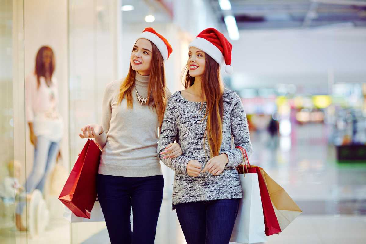 Ragazze passeggiano