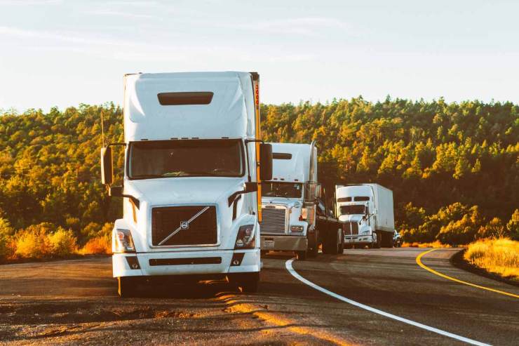 camion su strada 