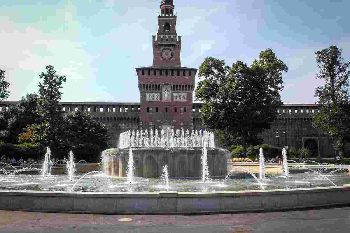 Borseggi in piazza Castello