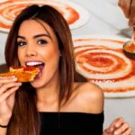 Ragazza mangia pizza