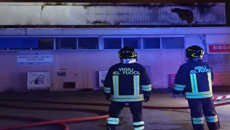 Incendio Ortomercato di Milano, pompieri al lavoro