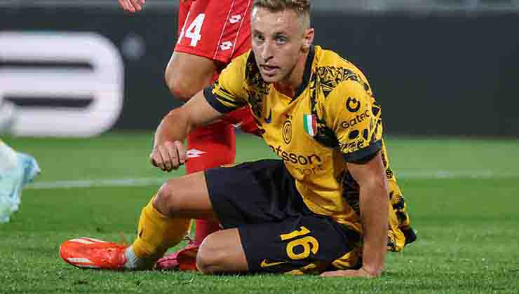 Davide Frattesi dopo un tackle