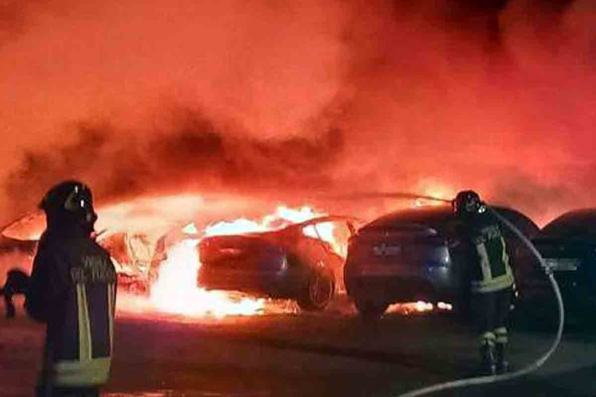 Sesto San Giovanni, auto in fiamme in parcheggio