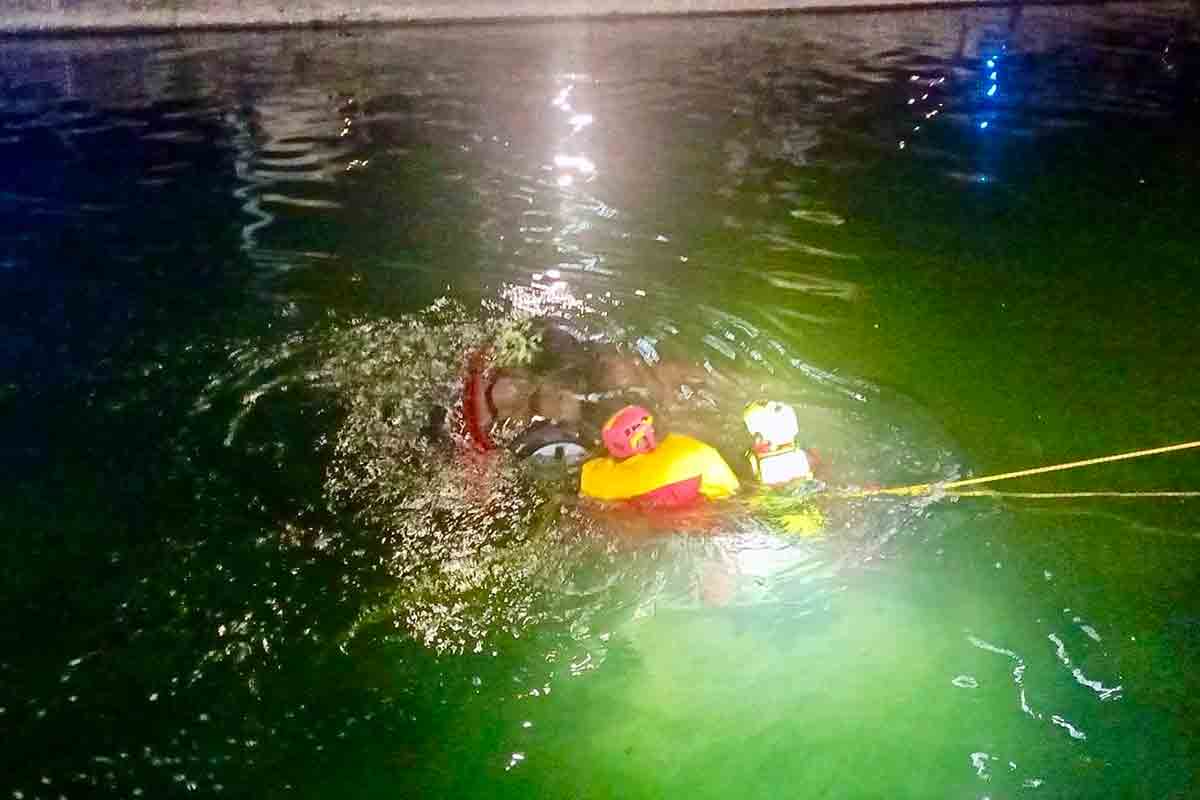 Corsico, auto nel Naviglio un morto