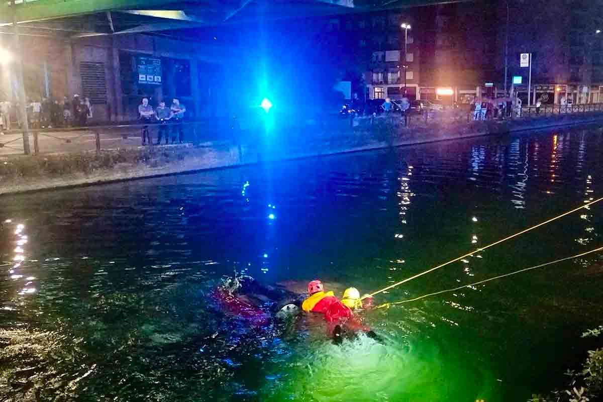 Corsico, auto nel Naviglio un morto