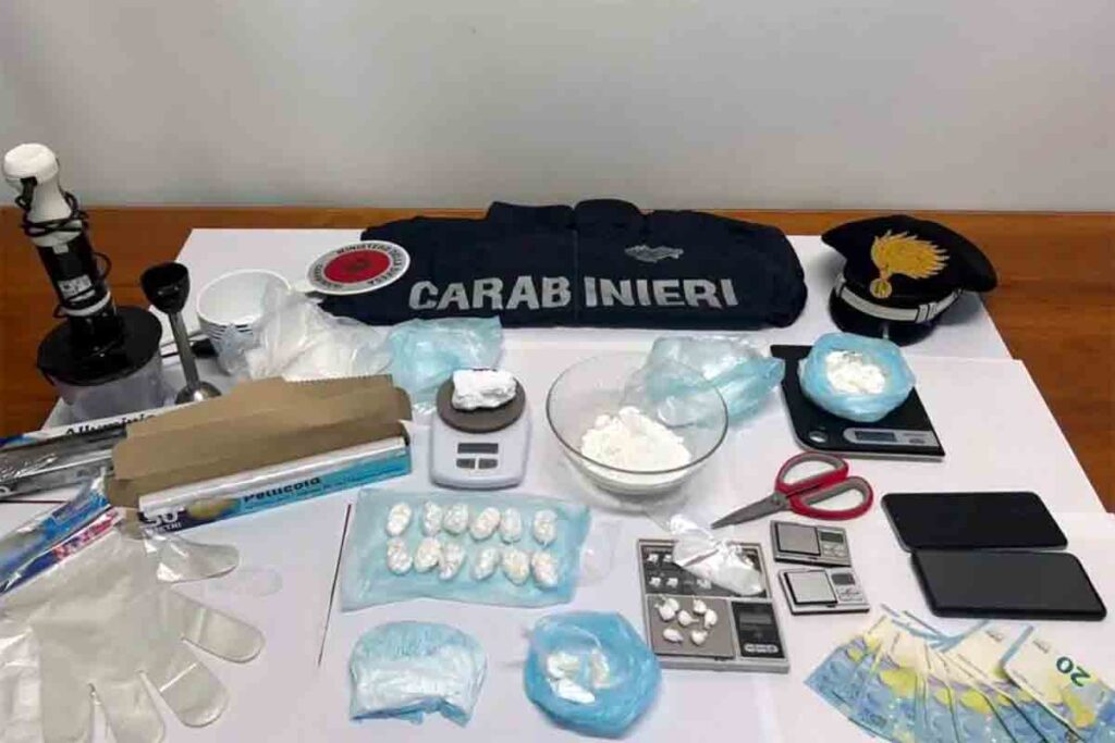 Pensionato, laboratorio droga Arese