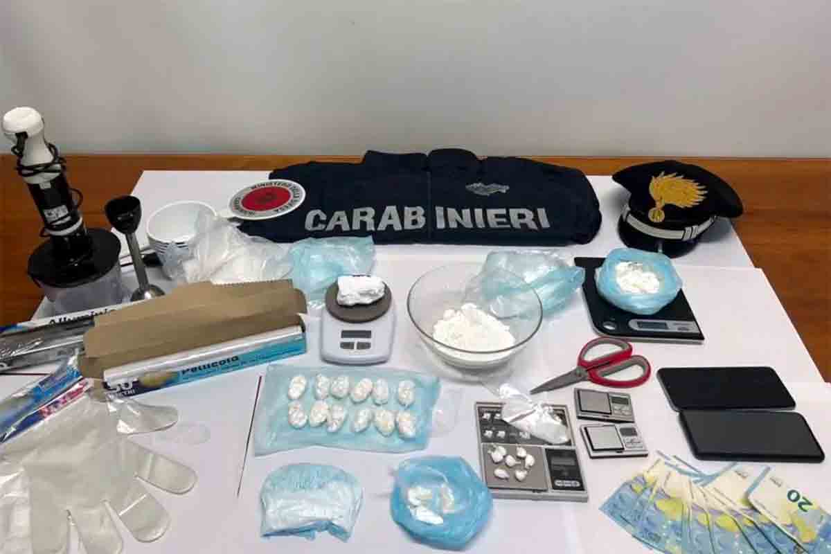 Pensionato, laboratorio droga Arese