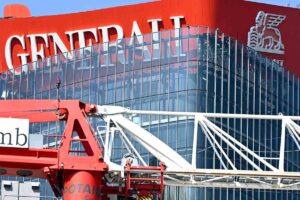 Torre Generali, si rimuove l'insegna crollata