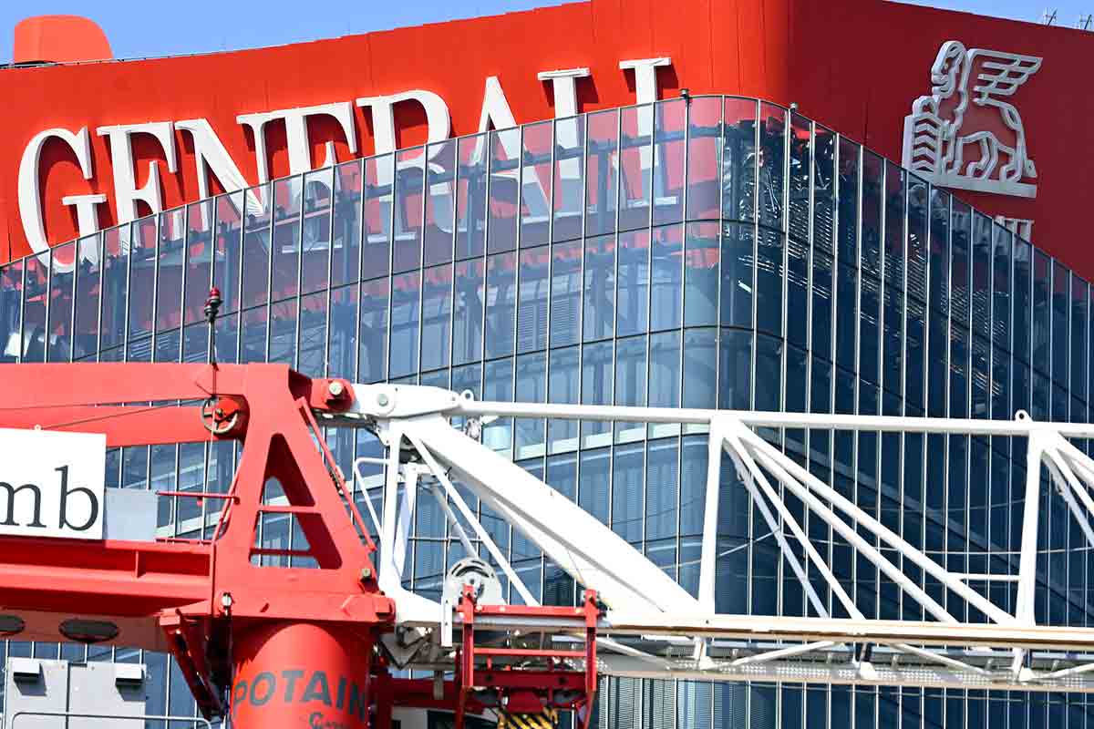 Torre Generali, si rimuove l'insegna crollata