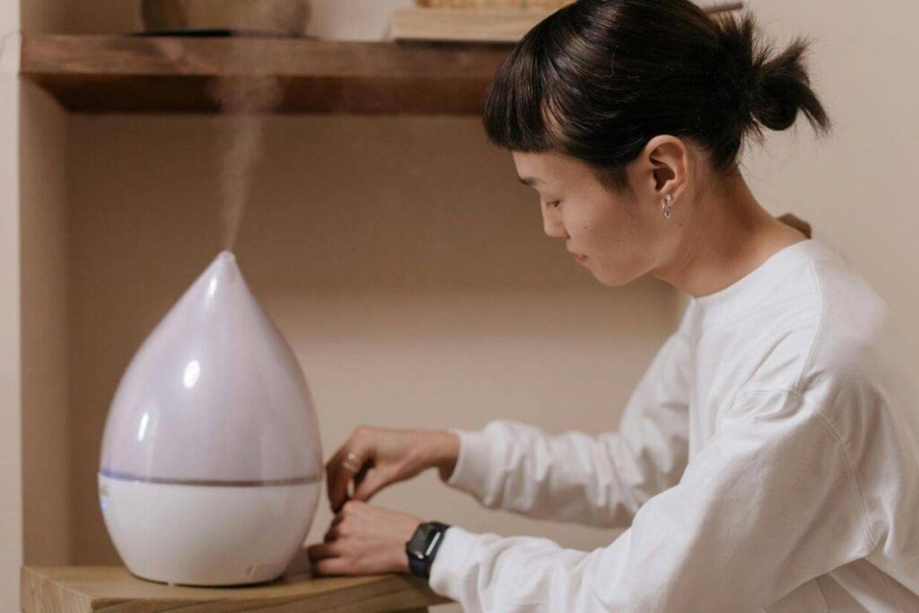 ragazza con deumidificatore