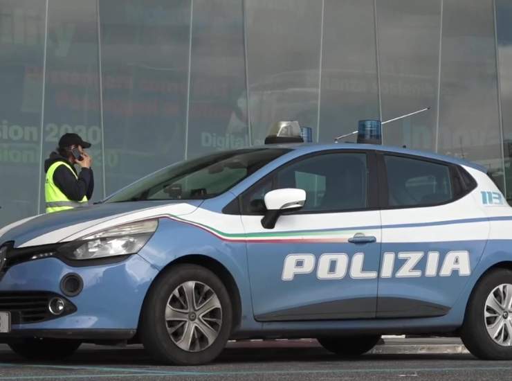 Auto della polizia in strada