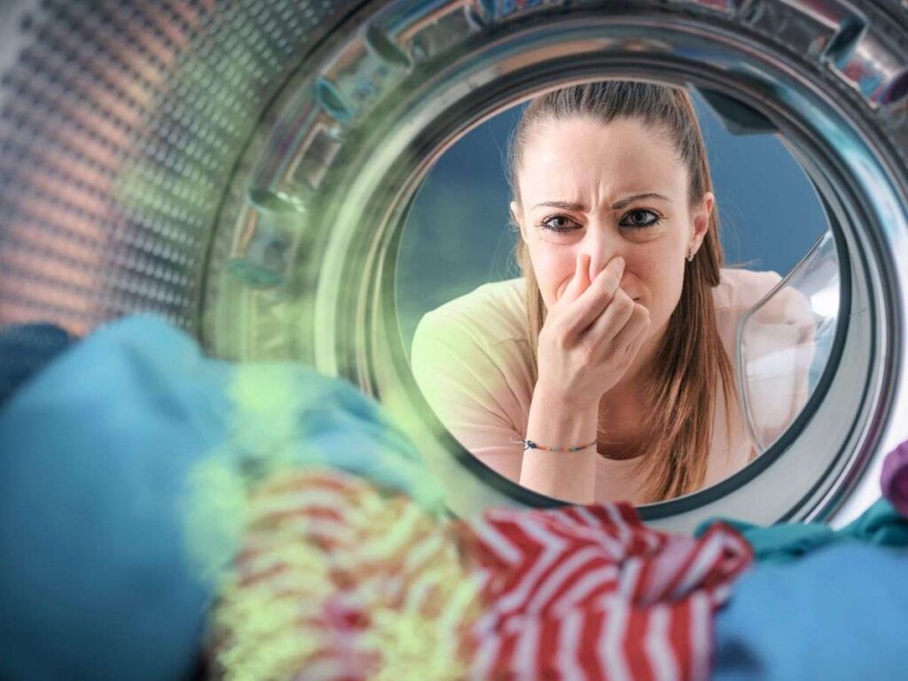 sfondo donna che si tappa il naso per panni puzzolenti in lavatrice