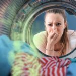 sfondo donna che si tappa il naso per panni puzzolenti in lavatrice