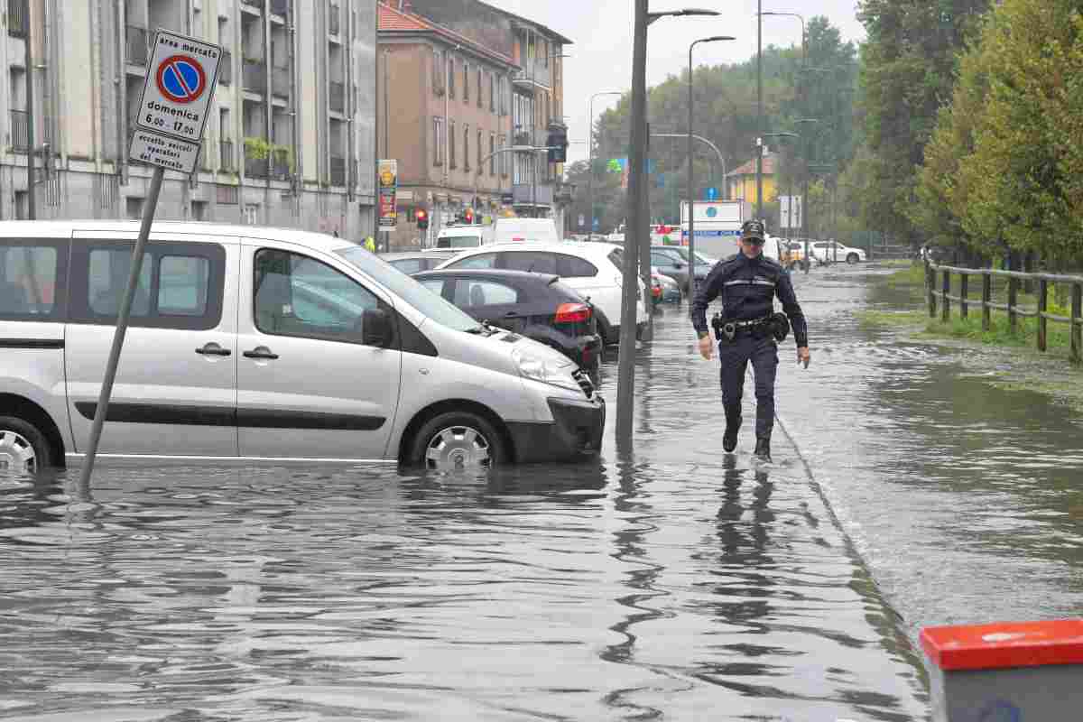 Una strada allagata per il maltempo