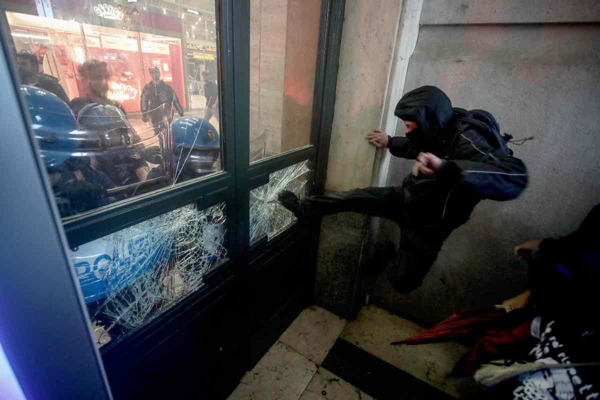 Scontri in Stazione Centrale