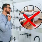 sfondo ragazzo in negozio di sanitari e tondo con bagno e X rossa