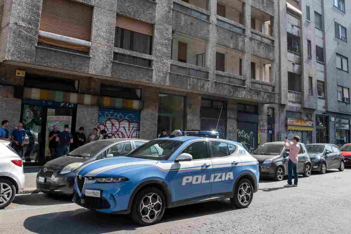 Auto della polizia in strada