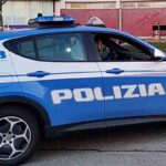 Auto della polizia in strada