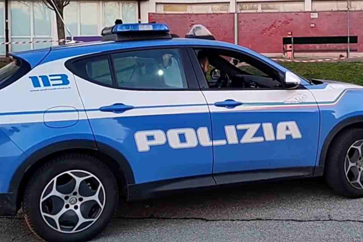 Auto della polizia in strada