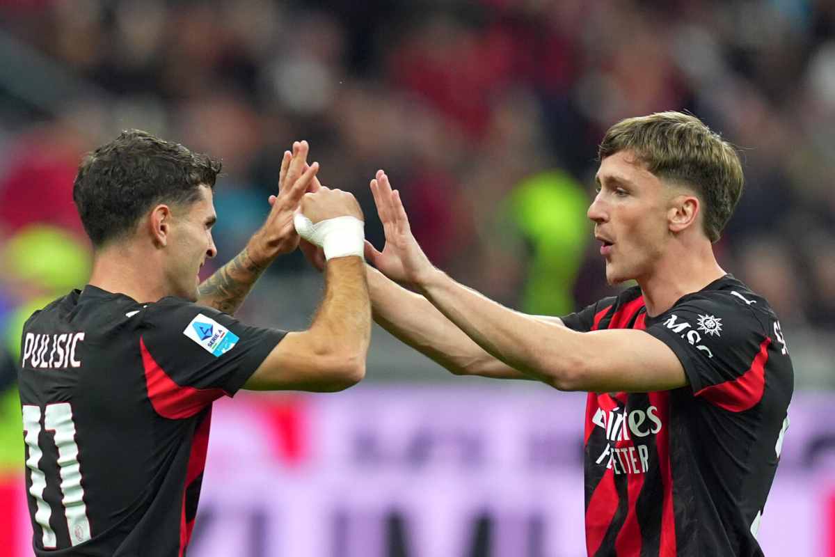 Pulisic e Saelemaekers esultano durante Milan-Napoli
