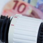 I termosifoni con i soldi sullo sfondo