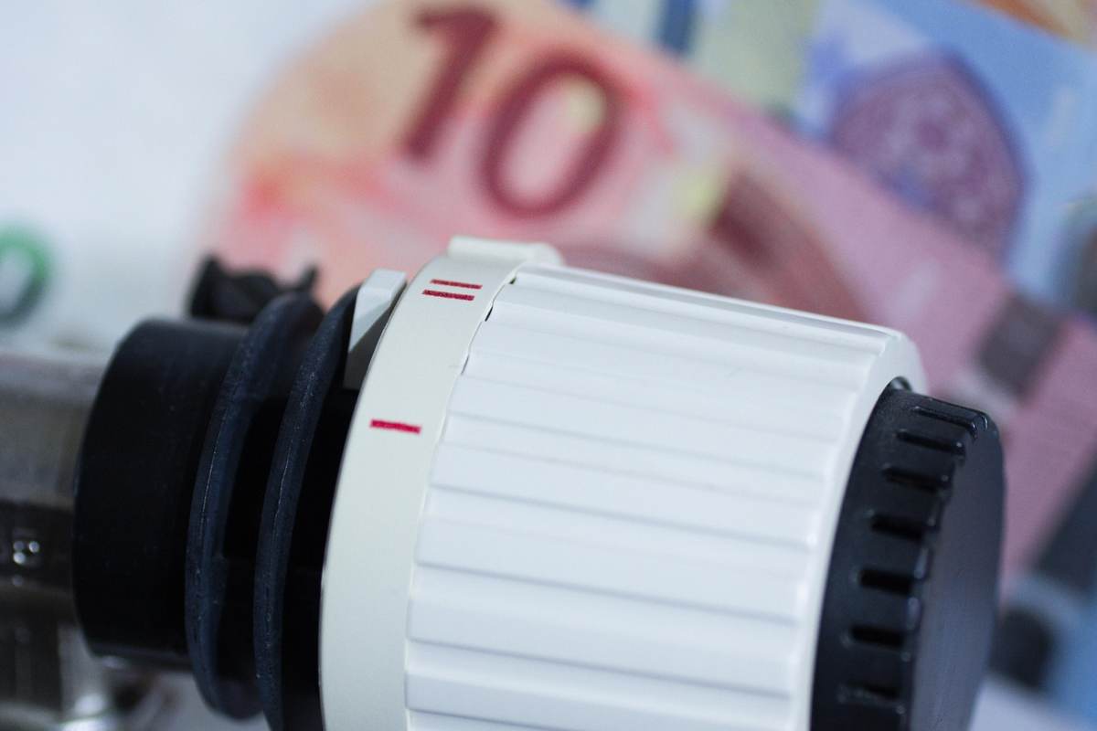 I termosifoni con i soldi sullo sfondo