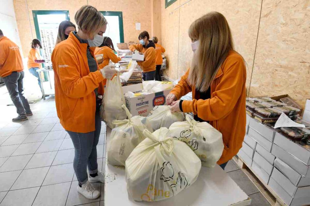 Persone che preparano sacchi alimentari per persone bisognose