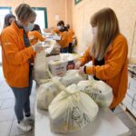 Persone che preparano sacchi alimentari per persone bisognose