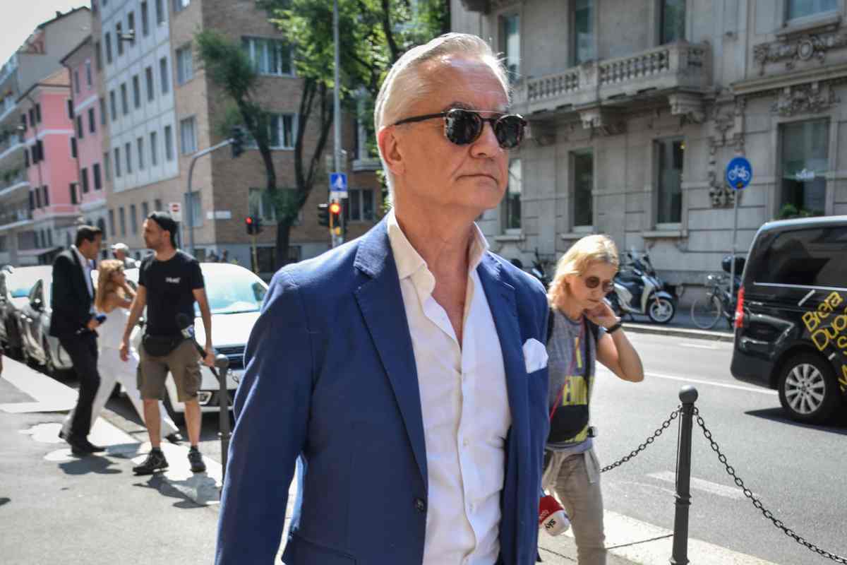 L'ex generale Garofano mentre entra in Procura a Pavia