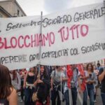 Lo striscione preparato per la grande manifestazione a Milano