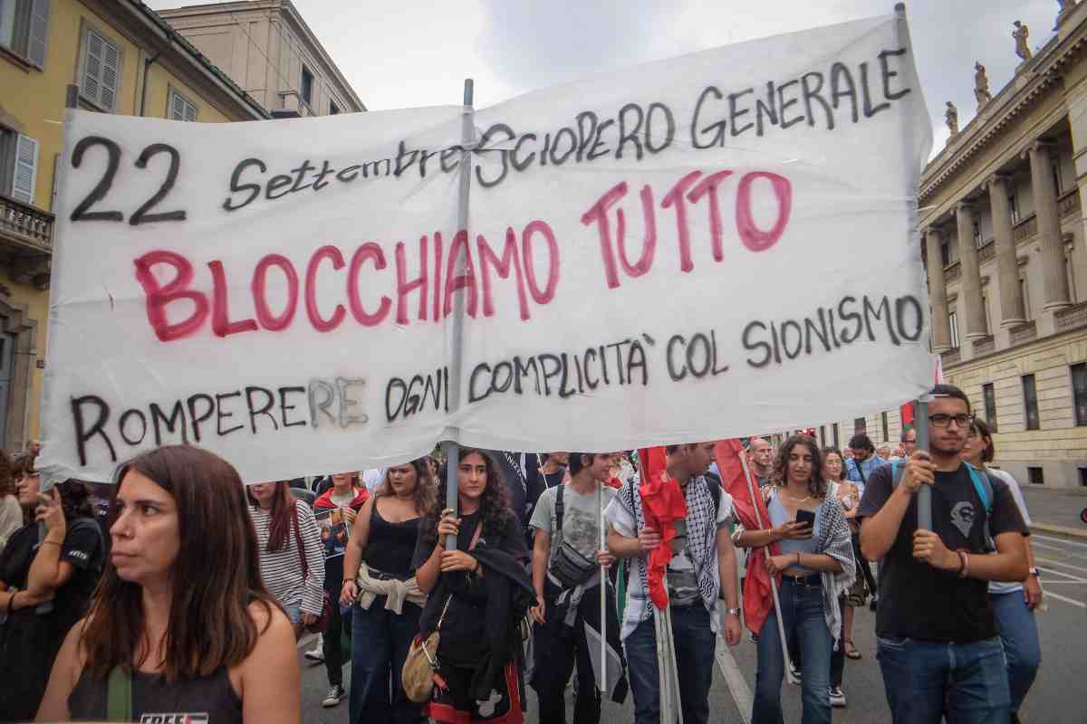 Lo striscione preparato per la grande manifestazione a Milano