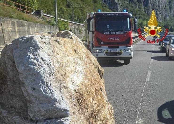 La grande roccia che si è staccata dalla montagna ed è arrivata in strada