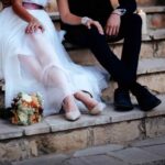 Una coppia di sposi mentre festeggia e si ama