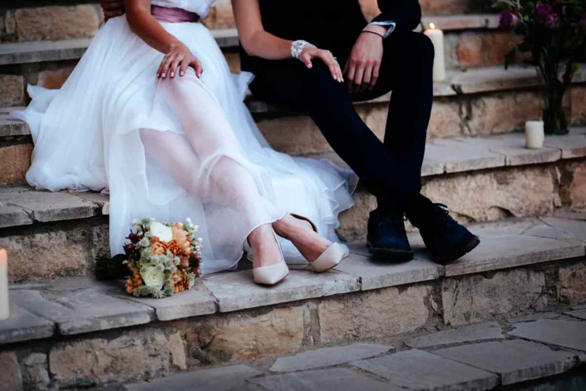 Una coppia di sposi mentre festeggia e si ama
