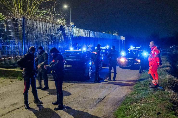 Macchine dei carabinieri durante un sopralluogo