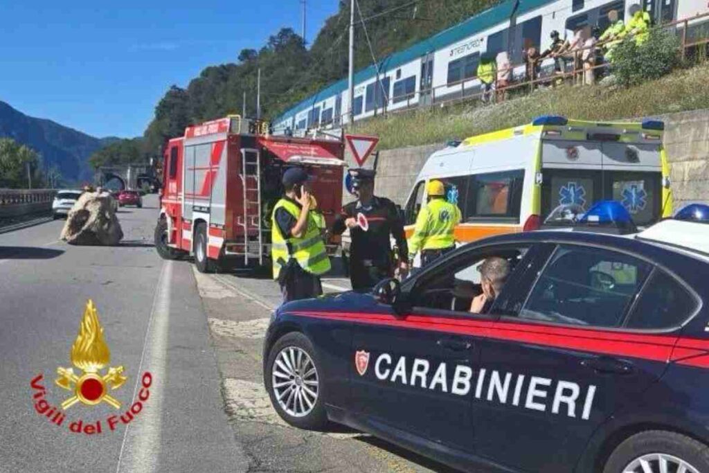Una parte della strada interrotta dal grande masso caduto
