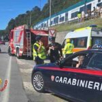 Una parte della strada interrotta dal grande masso caduto