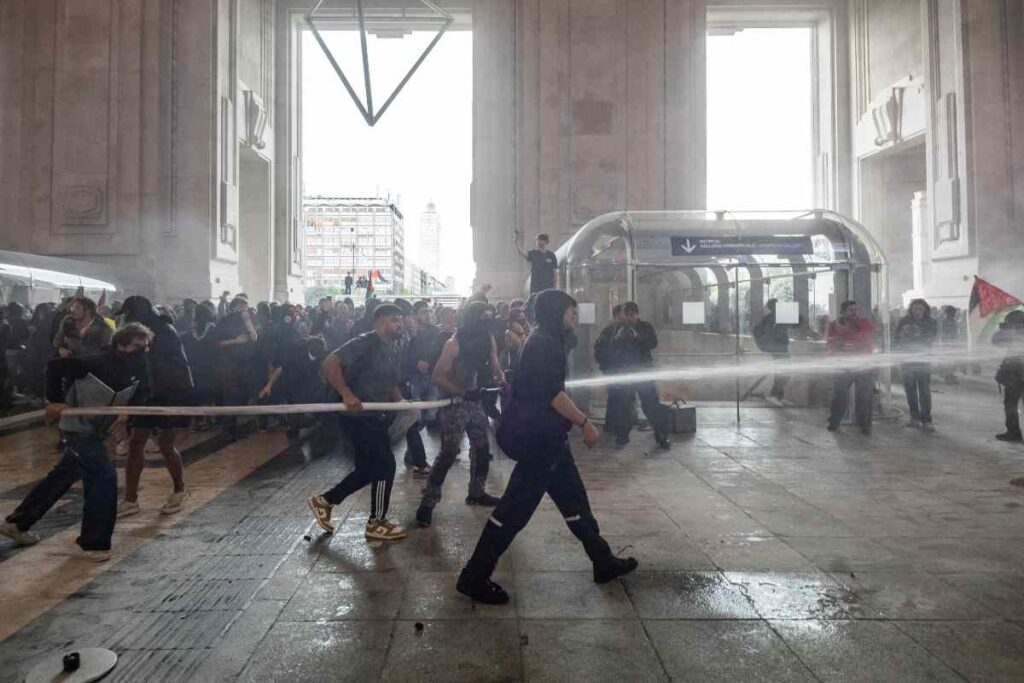 Un momento degli scontri durante la manifestazione a Milano