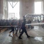 Un momento degli scontri durante la manifestazione a Milano