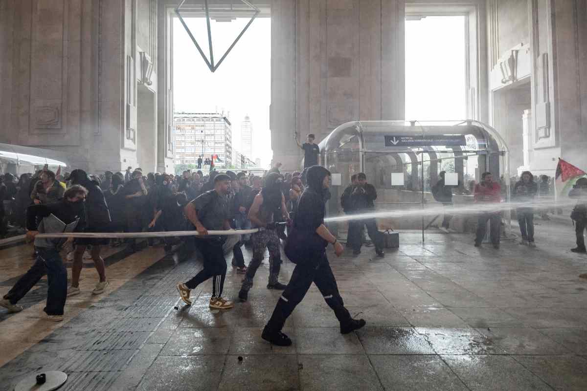 Un momento degli scontri durante la manifestazione a Milano