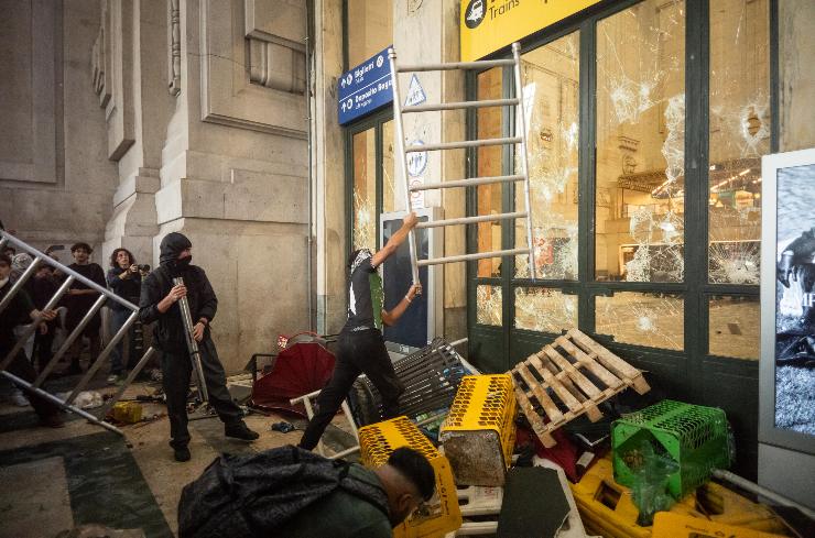 La manifestazione a Mlano e gli scontri alla stazione centrale